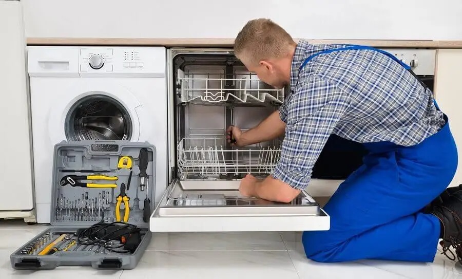 Bornova Sharp servisi teknisyen ekibi beyaz eşya tamiri yaparken